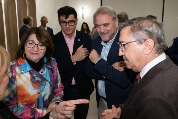 La 'batalla' de Medicina se traslada a las prácticas de los alumnos: ¿quién cede para compartir? 