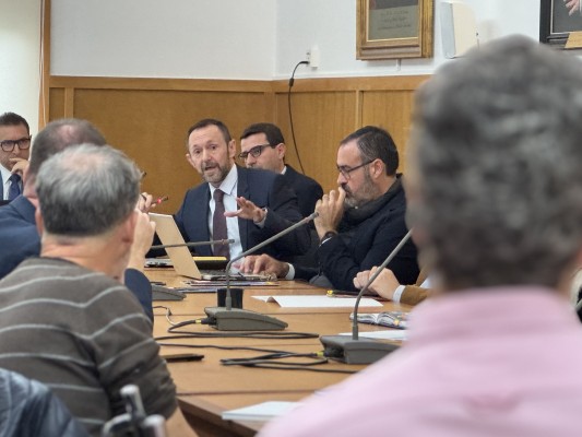 La UA rebaja su presupuesto un 5% para el 2025 a la espera de poder aumentarlo con los remanentes