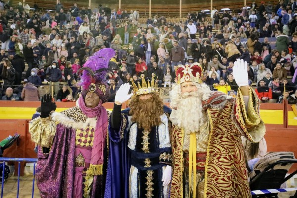 Alicante recupera el desfile de las carteras reales y ultima preparativos para la cabalgata de Reyes