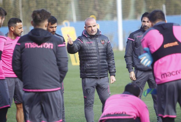 Chema se incorpora al grupo y podría jugar ante el Eibar
