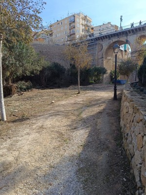 La Vila Joiosa limpia el cauce del río Amadorio desde el puente de la vía del tren hasta la desembocadura