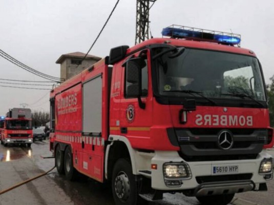 Segundo incendio de restos de la Dana, en una campa de vehículos amontonados en Catarroja