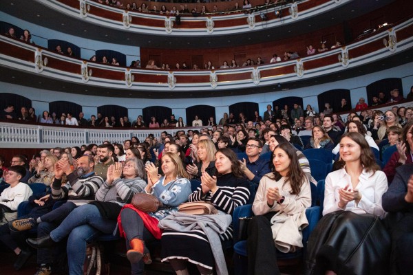 Los invisibles dejan de serlo: Eloy Moreno presenta en Castelló la serie basada en su 'best seller'