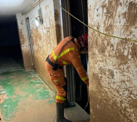 Confinados por la Dana: cómo la falta de ascensor aísla a los más vulnerables en Valencia