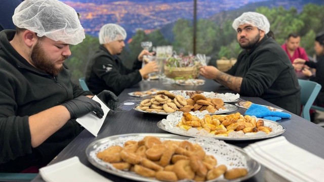 Alumnos de la Escuela de Hostelería 'Murcia Emplea' elaboran más de 4.000 dulces que se cambiarán por juguetes