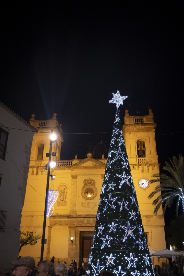 Benifaió recuerda a los afectados por la Dana en el encendido oficial de las luces navideñas 