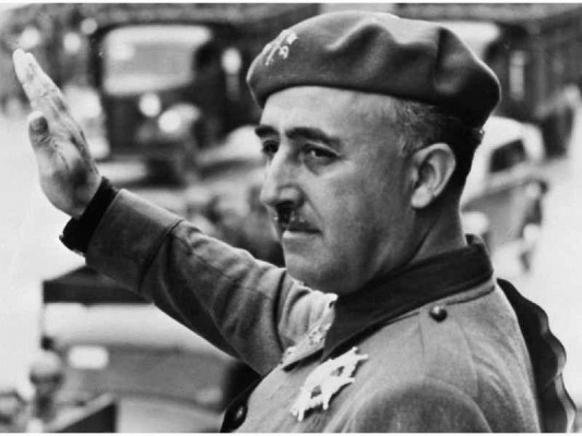 Sacar en procesión al
dictador Franco

