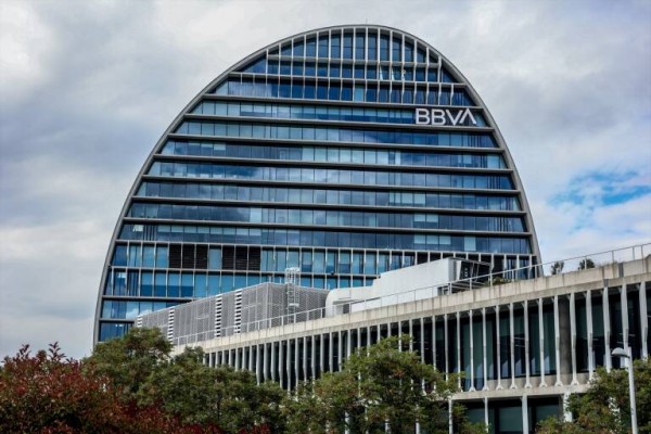 Una quincena de organizaciones piden personarse en la OPA de BBVA a Banco Sabadell

