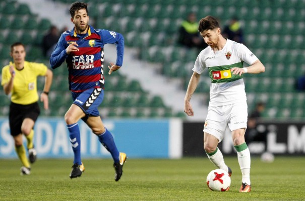 Javi Flores cree que el Elche debe adaptarse a los rivales sin perder su identidad