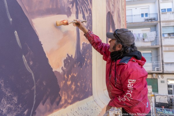 Un mural al aire libre conecta historia y futuro en la plaza del Lago
