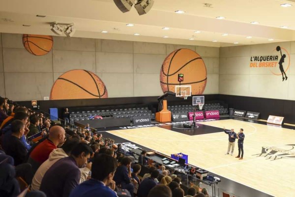 Más de 800 entrenadores mejoran su formación en L’Alqueria del Basket
