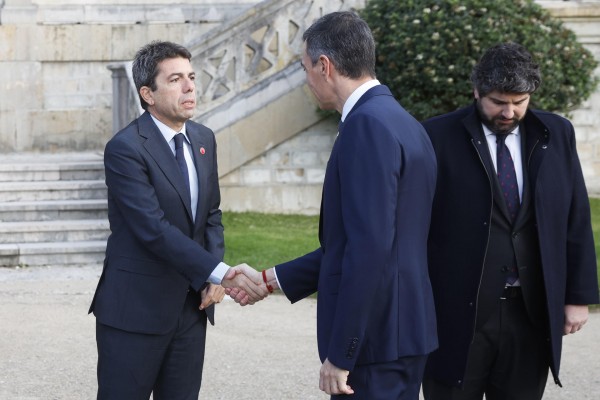 Sánchez vuelve a prometer condonar parte de la deuda pero se olvida del Fondo de Nivelación