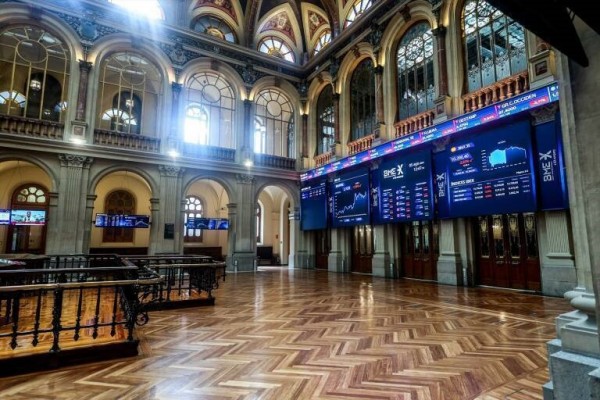 El Ibex 35 cae un 2,65% y se aleja de los 12.000 puntos lastrado por Inditex y tras el recorte del BCE

