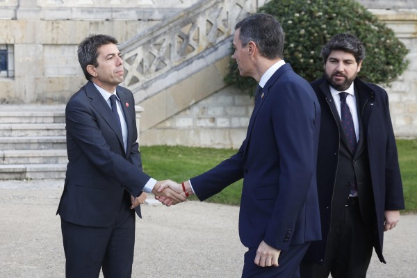 Sánchez vuelve a prometer condonar parte de la deuda pero se olvida del Fondo de Nivelación