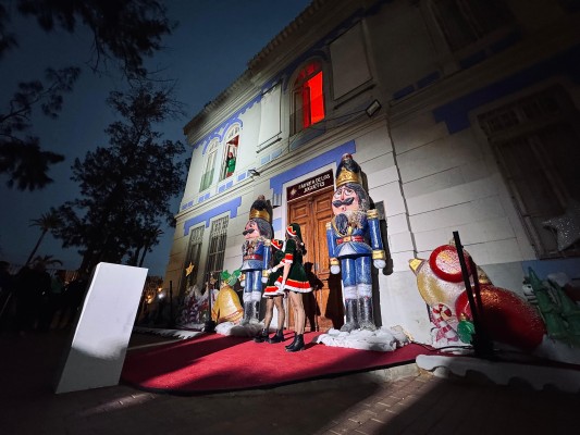 La magia de la Navidad convierte el Palacete de Villa Rías de Archena en una fábrica de juguetes y sueños