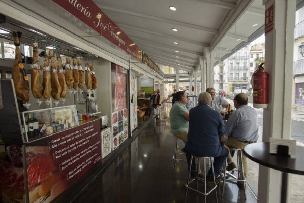 El Ayuntamiento de València busca abrir zonas gastronómicas en dos mercados municipales