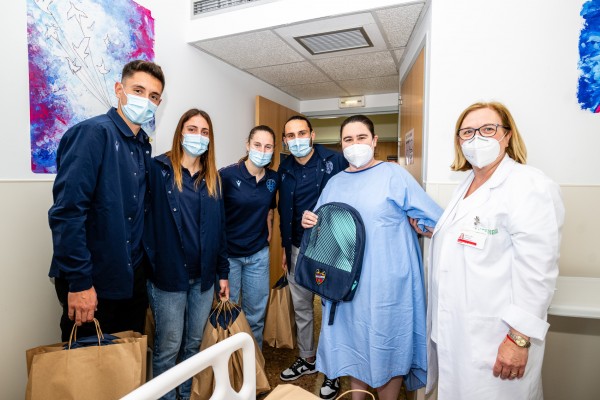El Levante visita a niños hospitalizados en La Fe