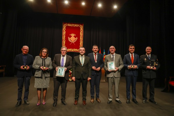 Vila-real entrega la seua Medalla d'Or a la Junta de Setmana Santa, La Lira, el club ciclista i la Policia