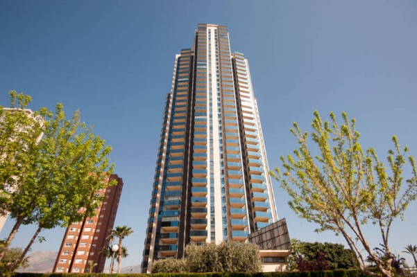 Sareb logra vender los 158 pisos del rascacielos Kronos de Benidorm en menos de un año