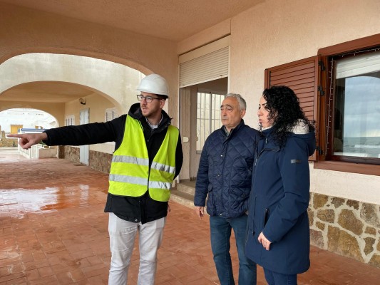 El Ministeri per a la Transició Ecològica inicia la neteja de canyes i residus de les platges de Tavernes 
