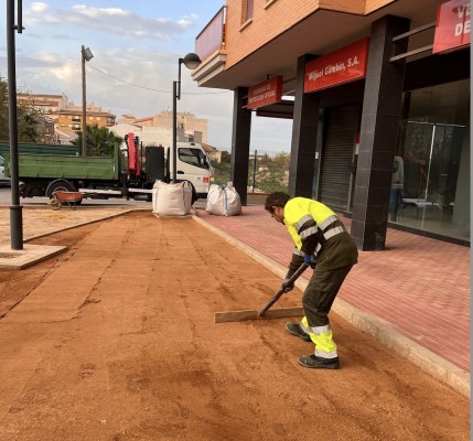 Los espacios verdes de Murcia se renuevan con más de 200.000 kilos de albero
