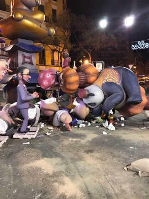 Una racha de viento derrumba el remate de la falla de plaza Pintor Segrelles