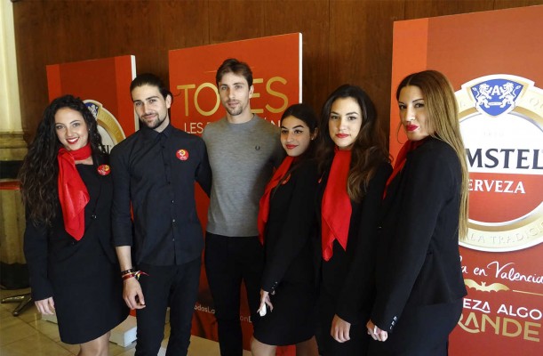 El campeón de Pilota Valenciana Puchol II visita el balcón de Amstel para ver la mascletà