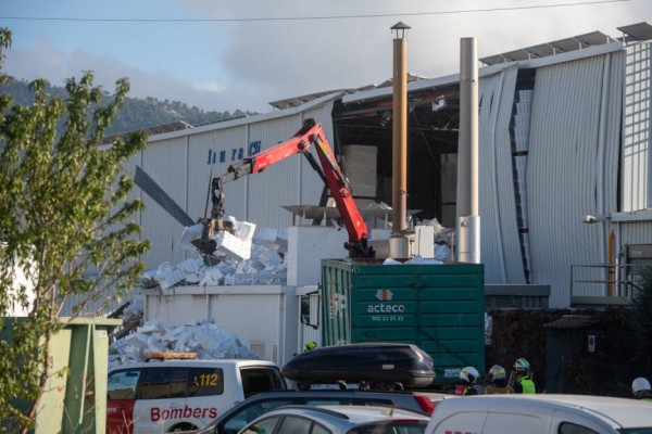 Una semana de la explosión en Industrias Climber de Ibi: la Guardia Civil recoge pruebas sobre el terreno