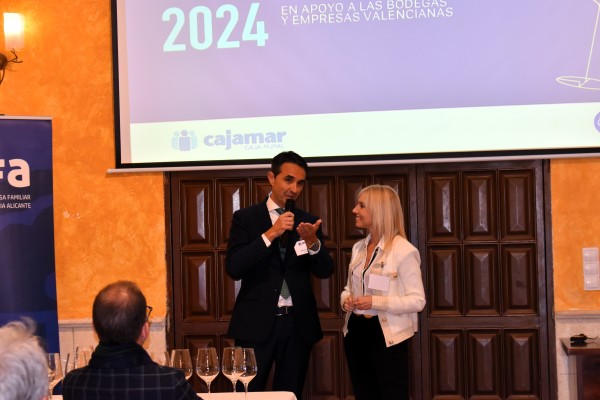 Aefa y Cajamar celebran su tradicional brindis de Navidad en apoyo a las bodegas valencianas