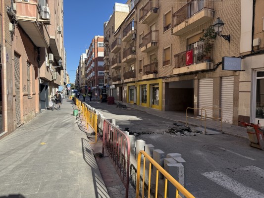 Comienzan en Elche las obras de mejora y ampliación de aceras en la calle San Juan