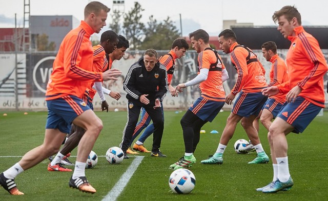 El Valencia CF se entrena antes del duelo ante el Barça con varios canteranos