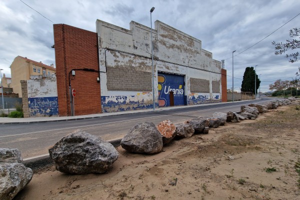 Michavila elimina un viejo taller para completar la urbanización de la avenida Castell Vell