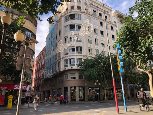 All Iron desbloquea el mayor bloque turístico de Alicante en el edificio Generali con un año de obras