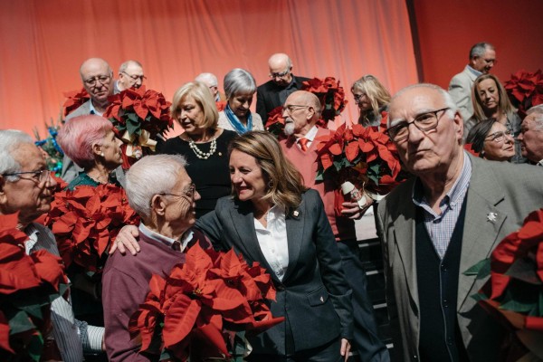 Castelló homenajea a más de 700 personas mayores en el tradicional brindis navideño