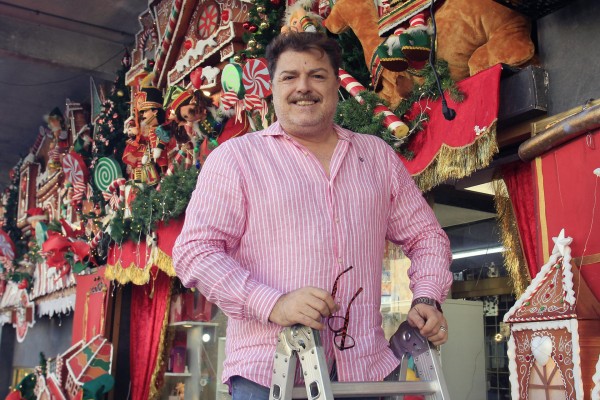 El escaparate de una droguería en Alicante se transforma en un dulce poblado de Navidad