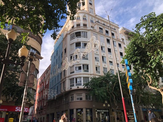 All Iron desbloquea el mayor bloque turístico de Alicante en el edificio Generali con un año de obras