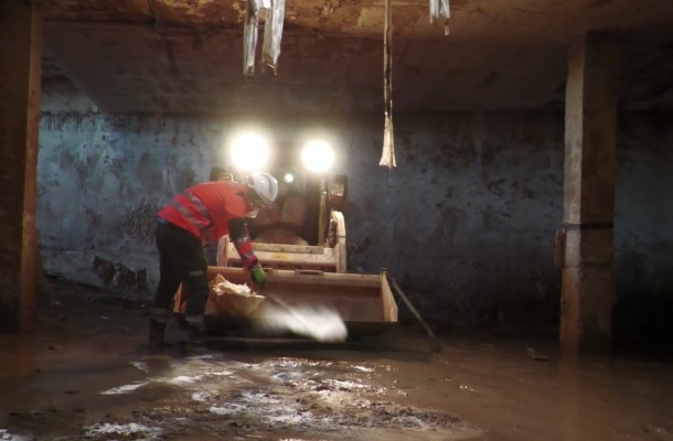 Emergencias ensaya ya en un garaje de Benetússer el sistema espesante para ayudar a extraer los lodos