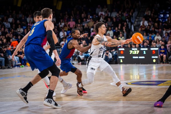 El UCAM CB lo pelea en el Palau pero acaba cediendo ante la inspiración final del Barça