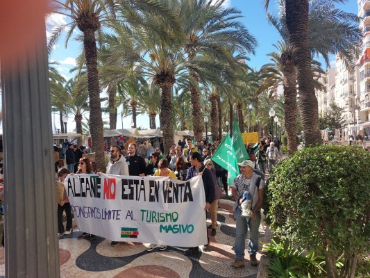 Nueva protesta frente al turismo masivo y para reclamar políticas de vivienda en Alicante
