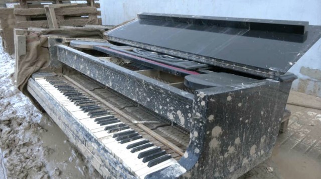 Barro contra cuerda y metal: así se restauran los instrumentos afectados por la Dana