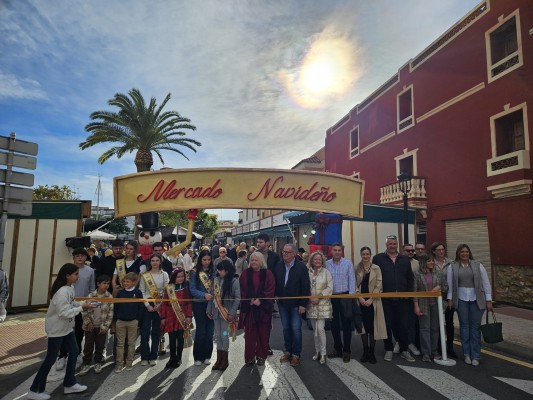 Oropesa inaugura su XVIII Mercadillo Navideño con 70 casetas de asociaciones y comercios