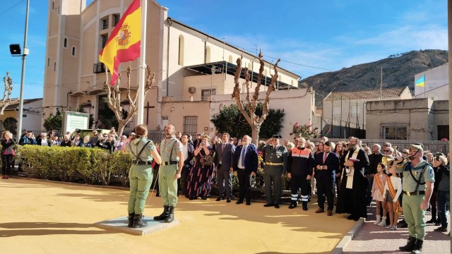 Los Ramos celebra el Día de la Constitución con un emotivo acto de izado de la bandera