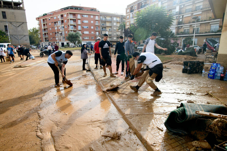 Cerca de cien voluntarios acuden al dispositivo de la Generalitat para ayudar en municipios