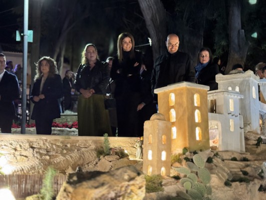 Medio millar de archeneros asisten a la inauguración del belén municipal, formado por 1.400 piezas artesanales

