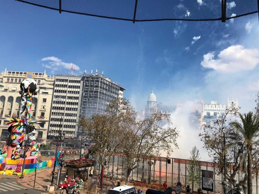 La Pirotecnia Aitana retumba la Plaza del Ayuntamiento con más de 200 kilos de pólvora