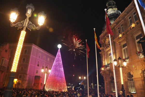Peter Pan da vida al encendido navideño de Cartagena