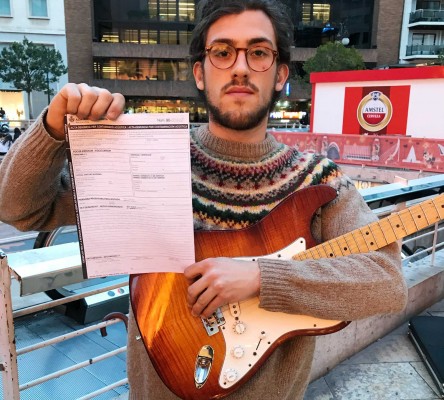 Multan al músico Borja Catanesi por tocar con un amplificador en plenas Fallas