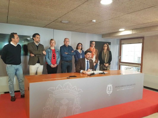 El PP lanza un voto de censura en busca del liderazgo 'post Echávarri' como alternativa a Cs 