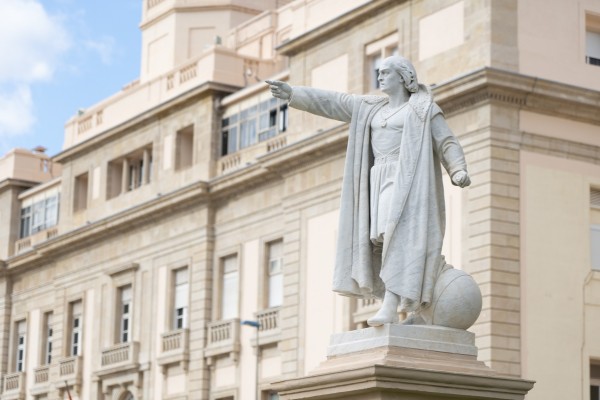 La estatua de Colón vuelve a brillar en la Muralla del Mar