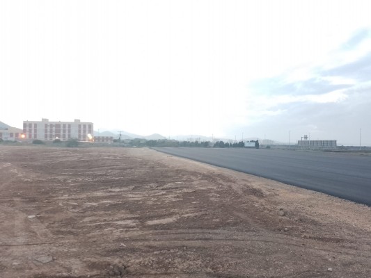 Comercio inicia el pintado de los 7.600 metros cuadrados que albergarán el Mercadillo de Cabo de Palos para trasladarse este mismo mes